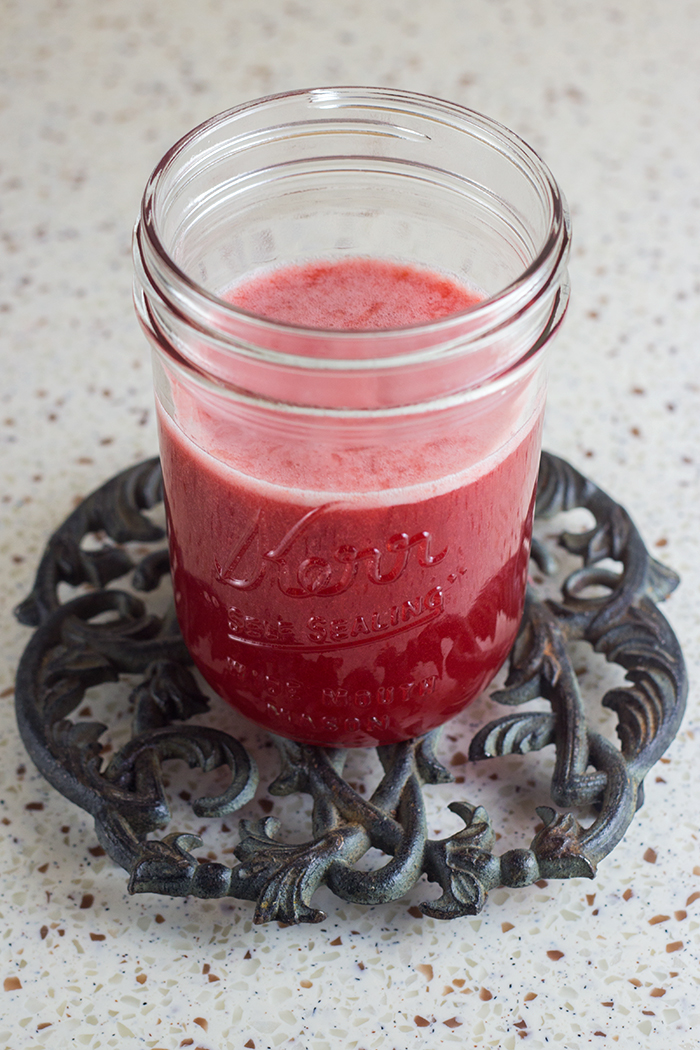 Strawberry Rhubarb Spritzer (Erdbeer-Rharbarberschorle) | The Kitchen Maus
